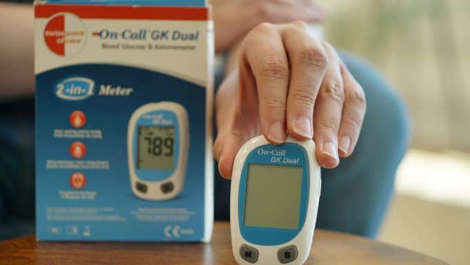 On Call GK Dual : Système de surveillance de la glycémie et des cétones (mmol/l) (bandelettes, lancettes et dispositif de prélèvement non inclus)